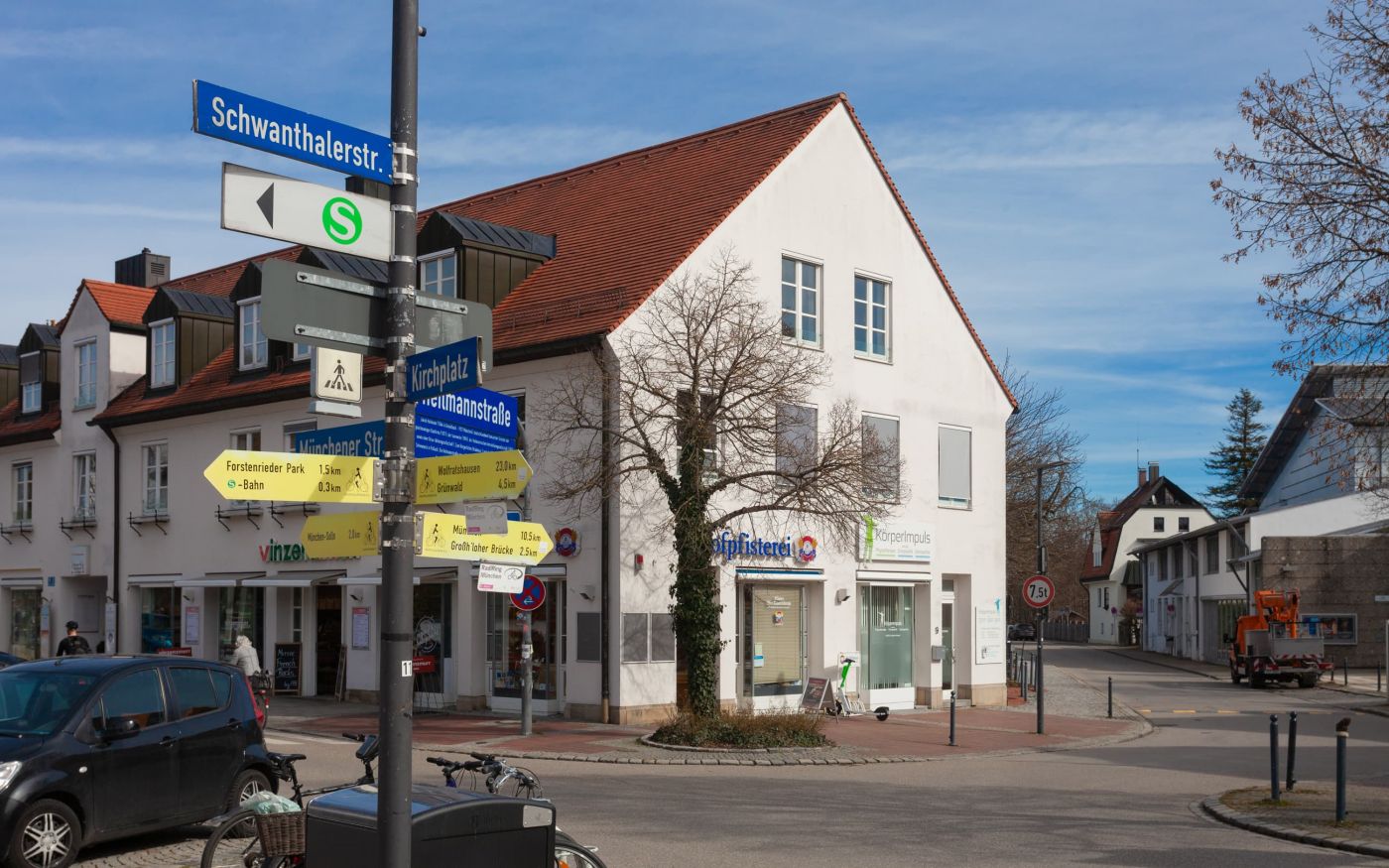 Praxis KörperImpuls am Kirchplatz 9, Straßenschilder